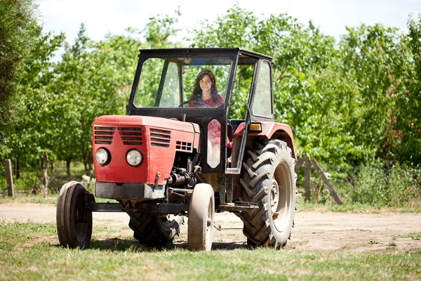 Chica joven conducir tractor — Foto de Stock