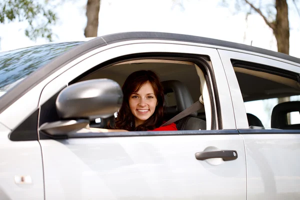 Lachende vrouw haar moderne auto rijden — Stockfoto