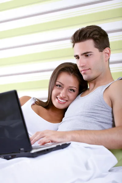 Mladý pár, procházení Internetu — Stock fotografie