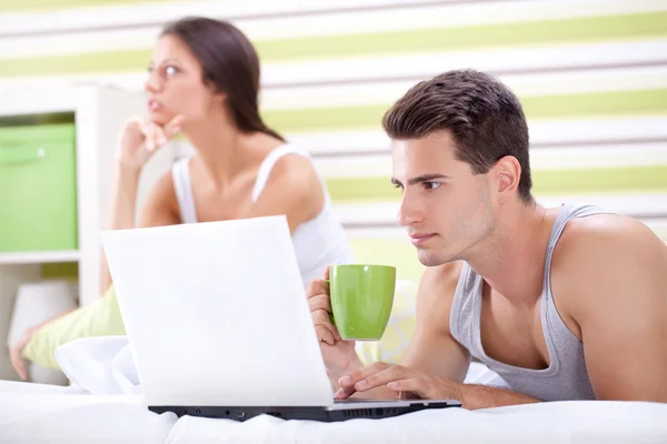 Disappointed woman because he does not pay attention to her — Stock Photo, Image