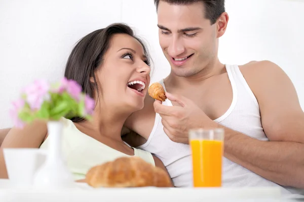 ベッドで朝食をとるカップル — ストック写真