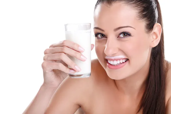 Komik genç kadın içme yoğurt — Stok fotoğraf