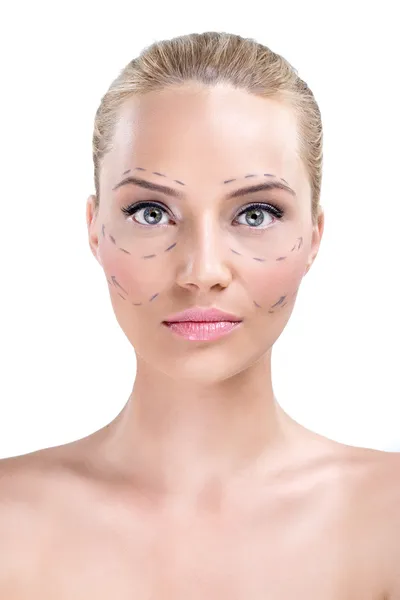 Женщина, чье лицо отмечено линиями для косметической хирургии лица — стоковое фото