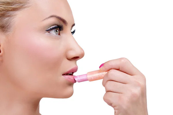 Mooie vrouw aanbrengen van lippenstift — Stockfoto