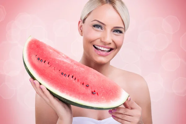 Lachende meisje met grote segment van watermeloen — Stockfoto