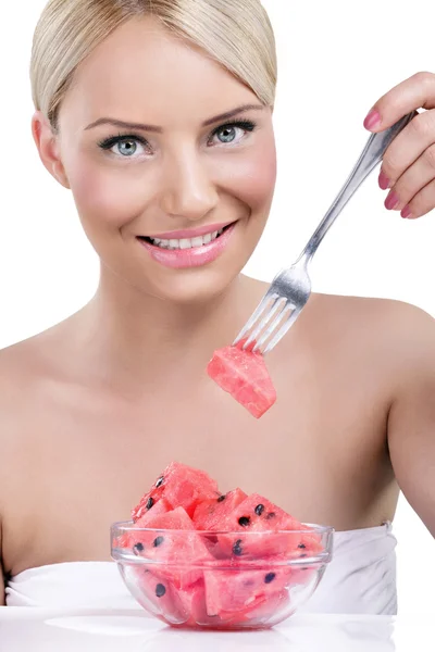 Vacker kvinna äter vattenmelon — Stockfoto