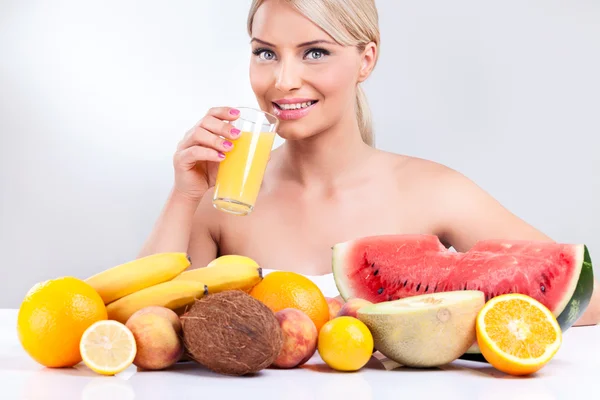 Hälsosam livsstil med tropisk frukt — Stockfoto
