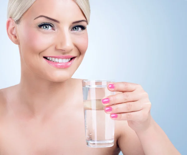 Mulher hidratante — Fotografia de Stock