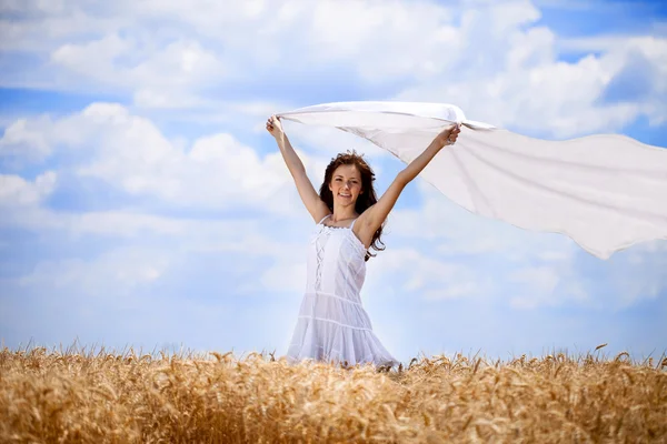 Жінка в полі золотої пшениці — стокове фото