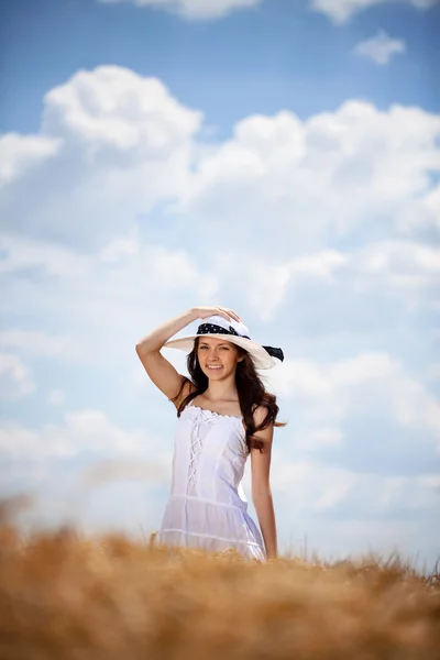 Mooi meisje in witte jurk in tarweveld — Stockfoto
