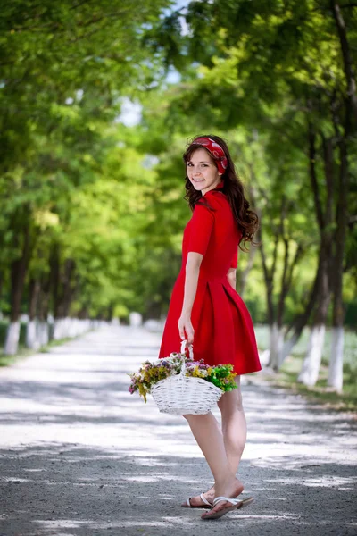 Mädchen mit Blumenkorb — Stockfoto
