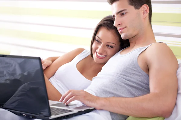 Молодая пара просматривает интернет — стоковое фото