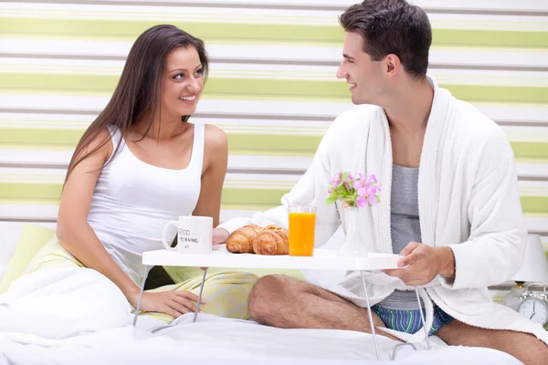 Joven pareja sonriente desayunando de lujo — Foto de Stock