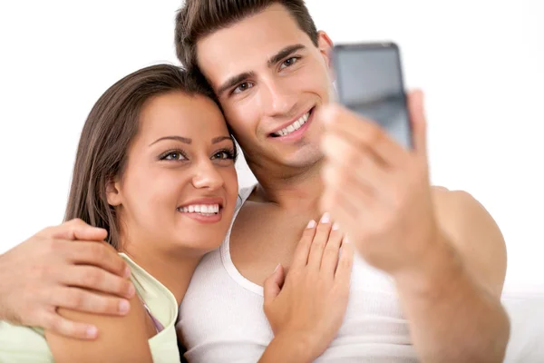 Milující pár se fotografie pomocí mobilního telefonu — Stock fotografie