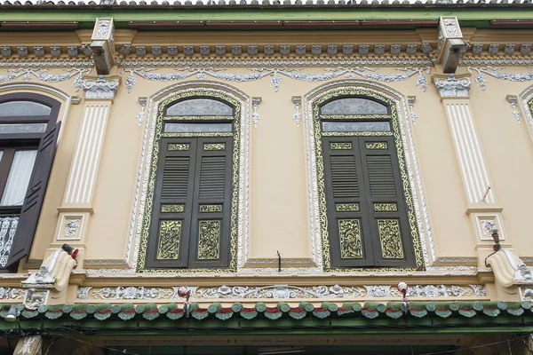 Tradycyjne okna w domu peranakan — Zdjęcie stockowe