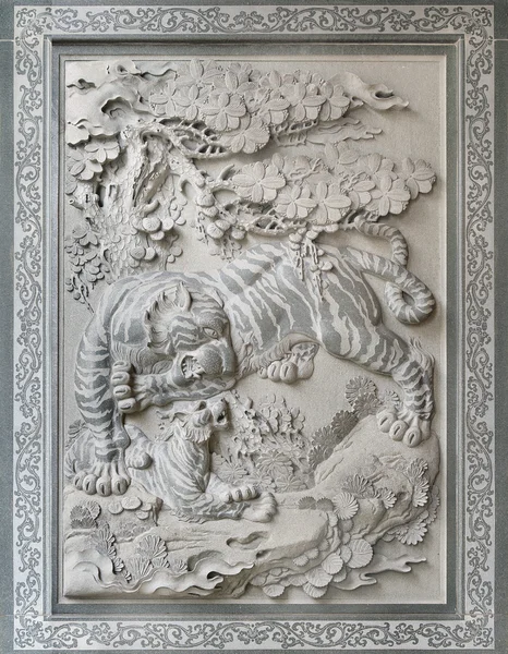Tigre con cachorro chino templo pared piedra escultura —  Fotos de Stock