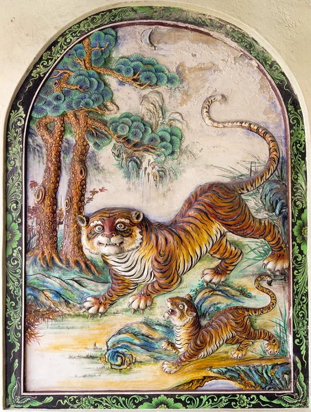 Bunt bemalter Tiger chinesischer Tempel Wandschnitzerei — Stockfoto