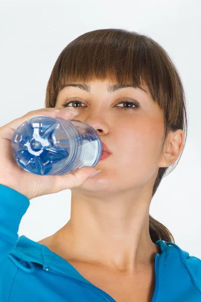 Женщина с бутылкой воды — стоковое фото