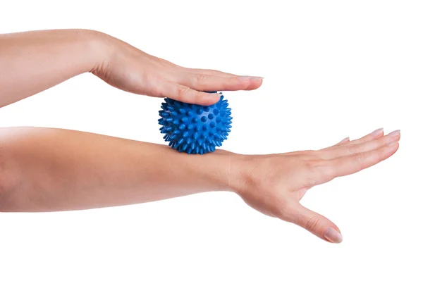Vrouw handen met massage bal — Stockfoto
