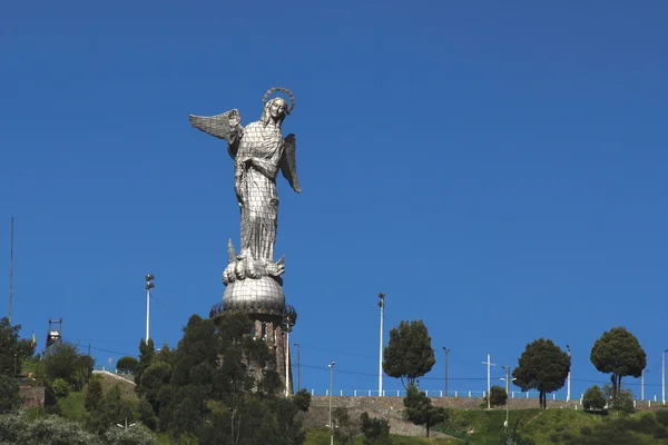 Staty av madonna på el panecillo i quito, ecuador — Stockfoto