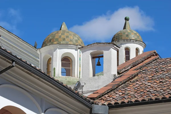 Kuppeln an der kirche von san francisco in quito, ecuador — Stockfoto