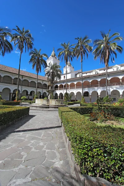 Gården vid kyrkan san francisco i quito, ecuador — Stockfoto