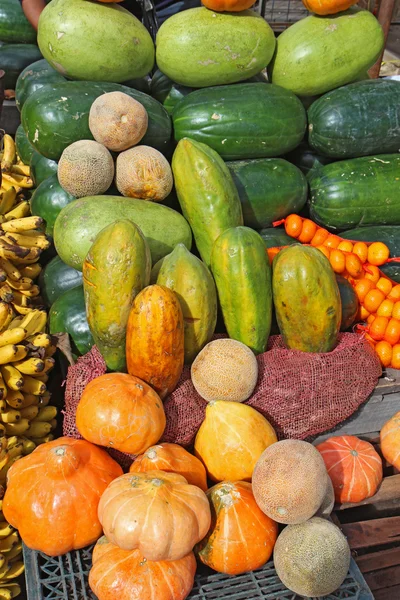 Stock image Fruit and vegetables at a roadside stand in Ecuador