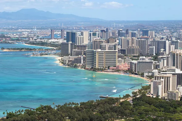 Waikiki Beach e a cidade de Honolulu, Havaí — Fotografia de Stock