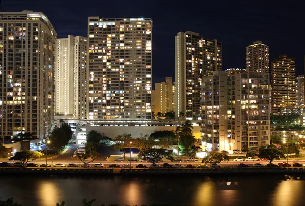 Wolkenkratzer und teilweise Skyline von Honolulu, Hawaii, bei Nacht — Stockfoto