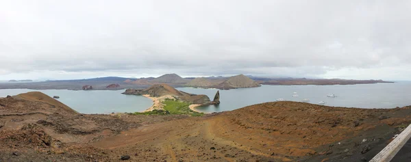 Widokiem na szczyt skały i bartolome wyspa, galapagos, we — Zdjęcie stockowe