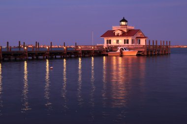 The Roanoke Marshes Lighthouse in Manteo, North Carolina, at dus clipart