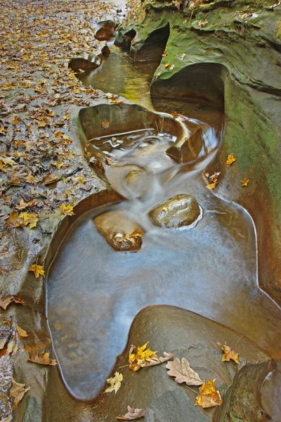 Agua fluyendo en los baches de Indiana — Foto de Stock