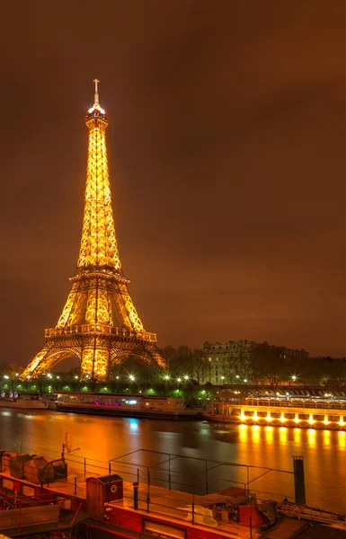 Eifel tower door nacht — Stockfoto
