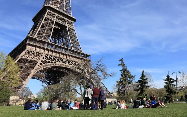 Tourists at the Eiffel Tower — Stock Photo, Image