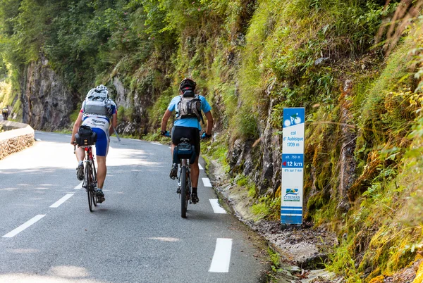 Amatuer Cyclists Climbing Col d'Aubisque — Stock Photo, Image