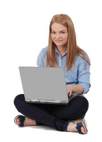 有手提电脑的年轻妇女 — 图库照片