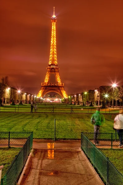 Torre Eifel à noite — Fotografia de Stock