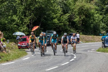 Group of Amateurs Cyclists clipart