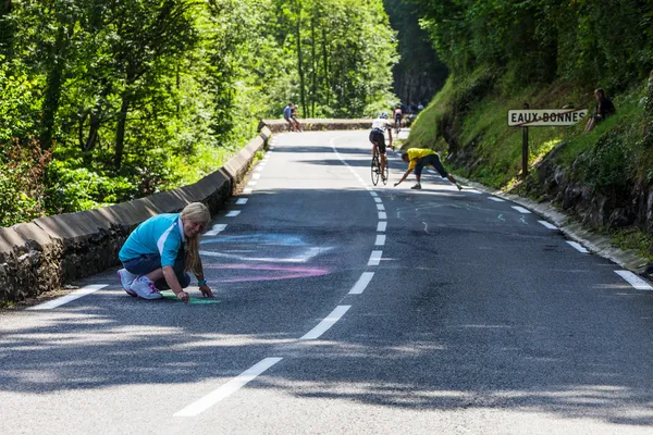 Vrouw schilderij van de weg naar de col d'aubisque — Stockfoto