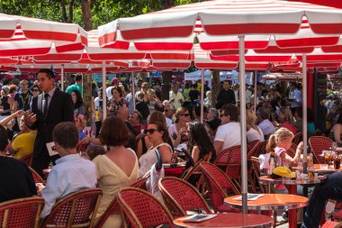 avenue des champs elysees üzerinde kırmızı Teras