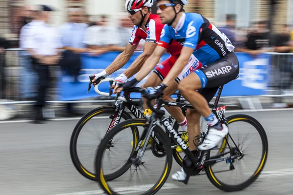 Saint Quentin, França, 5 de julho de 2011: Panning imagem de dois ciclistas da equipe Garmin-Sharp e da equipe Katusha — Fotografia de Stock