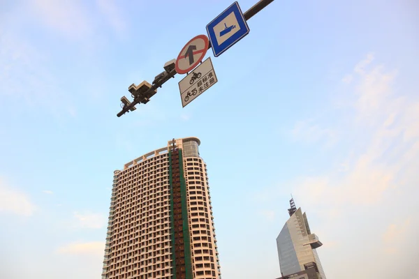 Cámara de tráfico con señal indicativa y señal prohibida bajo azul s —  Fotos de Stock