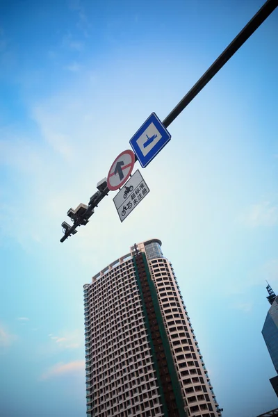 Câmera de trânsito com sinal revelador e sinal de proibição sob azul s — Fotografia de Stock