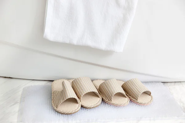 Zapatillas y toalla de baño junto a la bañera — Foto de Stock
