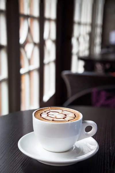 Kawa mokka napój na stół z drewna przez okno — Zdjęcie stockowe