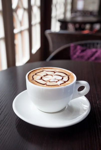 Kawa mokka napój na stół z drewna przez okno — Zdjęcie stockowe