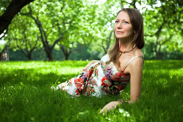 Красива жінка лежить на траві — стокове фото