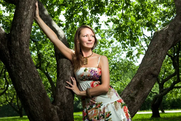 एका सुंदर मुलीची प्रतिमा सफरचंद बाग फुंकत होती — स्टॉक फोटो, इमेज