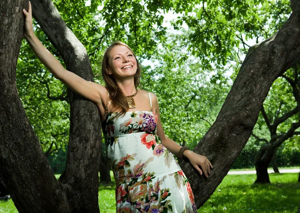 Schönes Mädchen lacht im Apfelgarten — Stockfoto