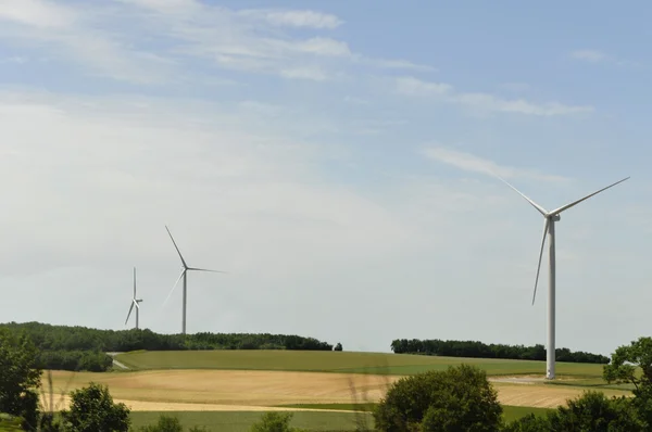 Kırsalda rüzgar türbinleri — Stok fotoğraf